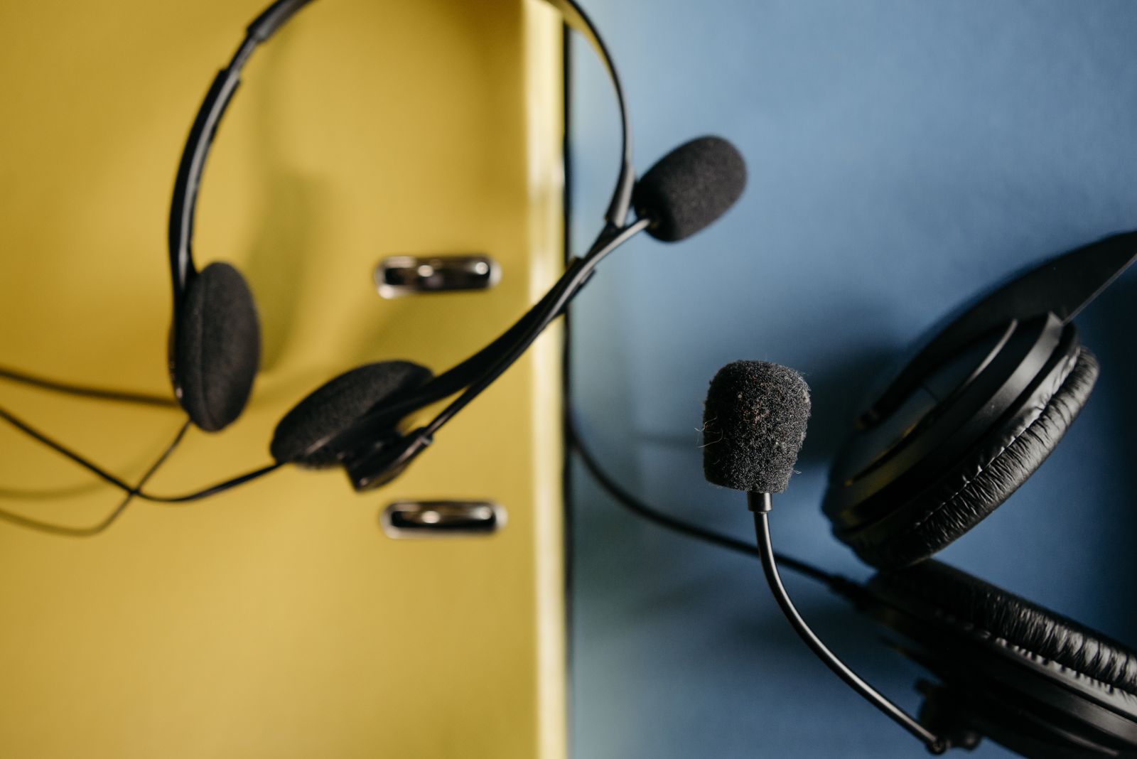 Simulação prática de entrevista gravada em estúdio como parte do programa