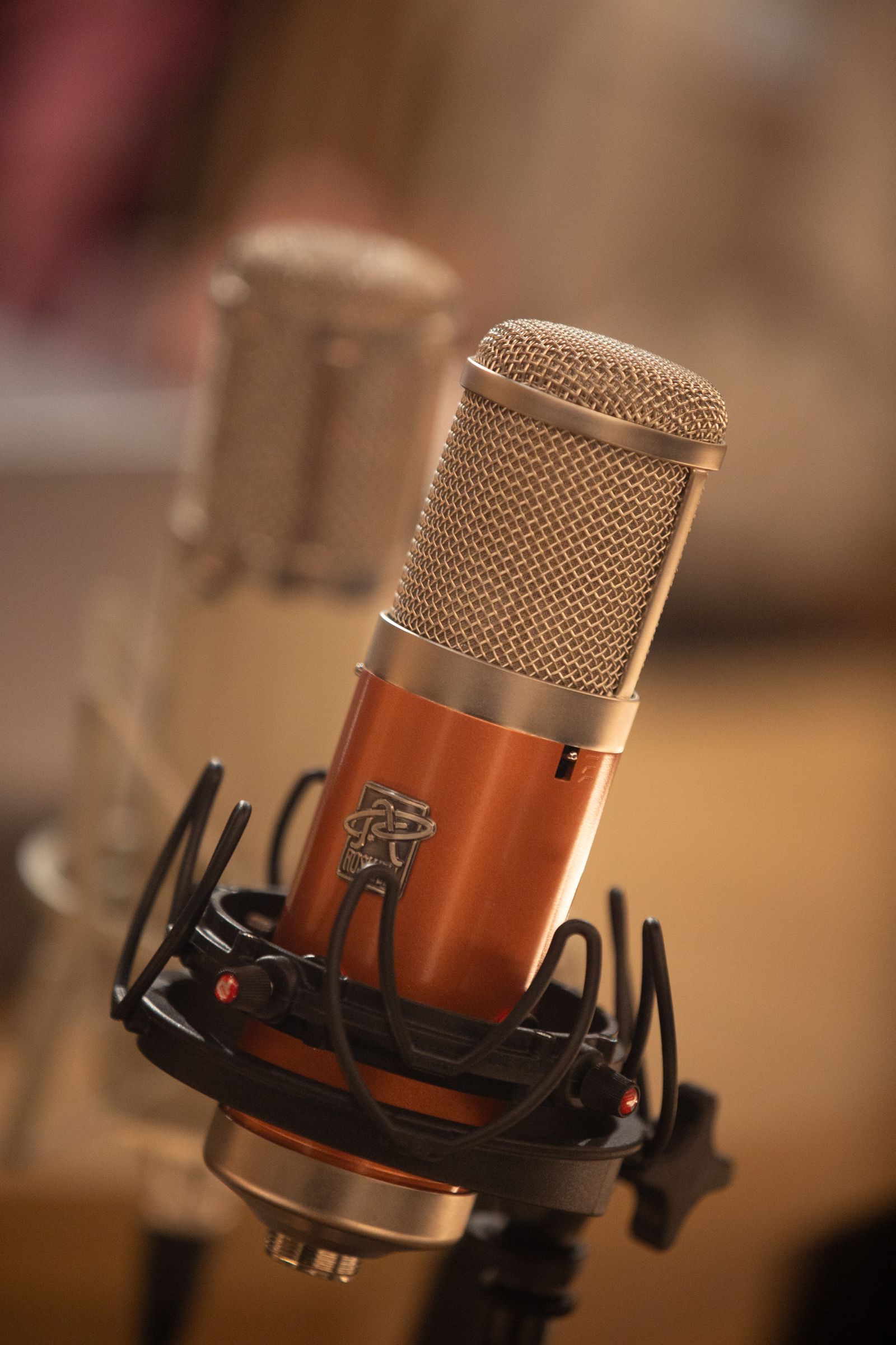 Gravação de episódio de podcast com dois microfones em estúdio